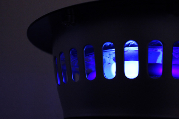 Уничтожитель комаров  SITITEK MT-1500 приманивает насекомых светом УФ-лампы и другими способами